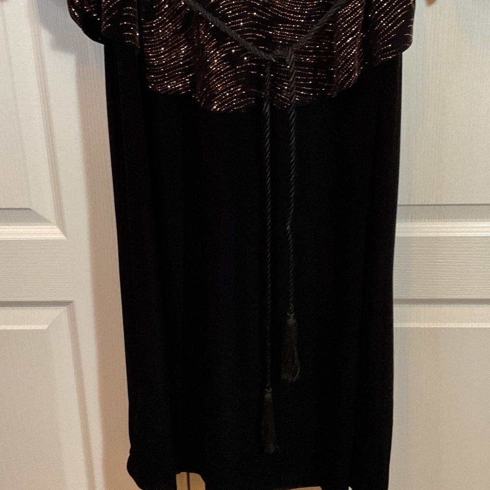 Connected Woman Elegant Black and Gold Long Sleeve Dress - Picture 3 of 6